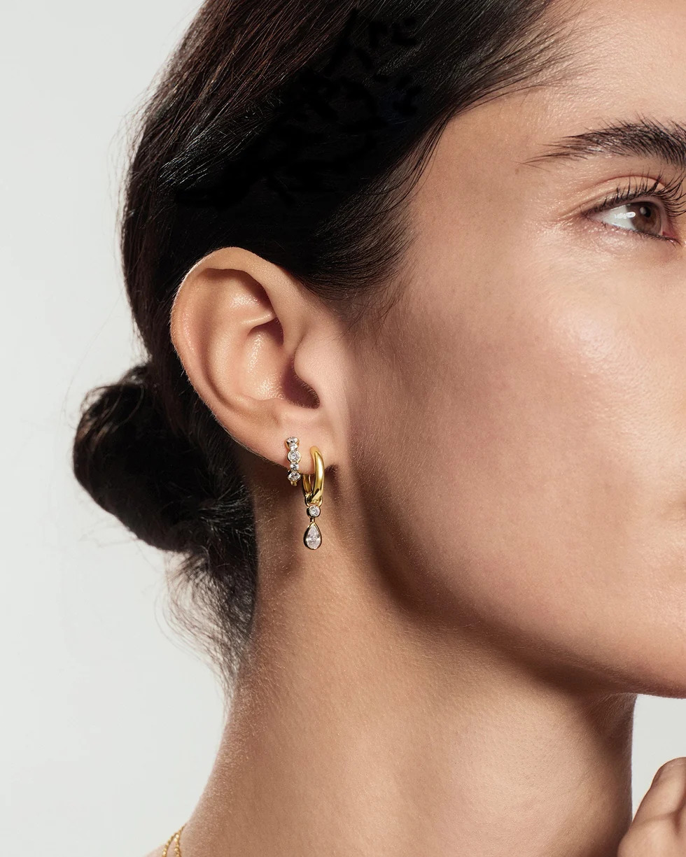 Zoom Gold Alternating Half-Bezel Huggie Hoop Earrings E076-10G