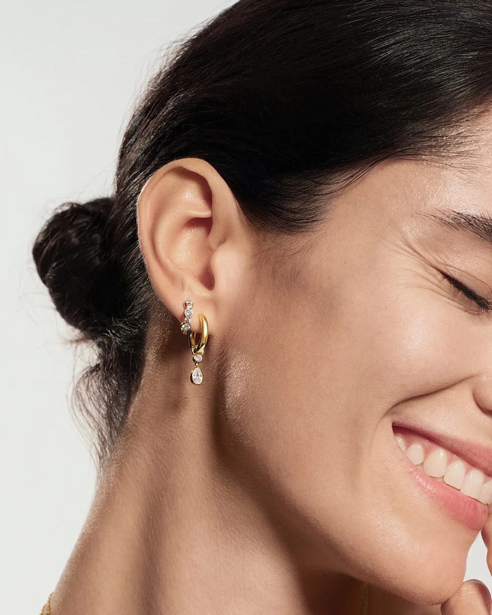 Zoom Gold Alternating Half-Bezel Huggie Hoop Earrings E076-10G